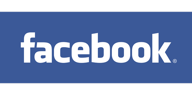 na granatowym tle biały napis facebook
