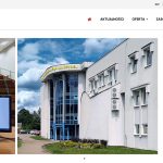 Dwa monitory z logo WOM. Budynek ośrodka. Zaproszenie do logowania